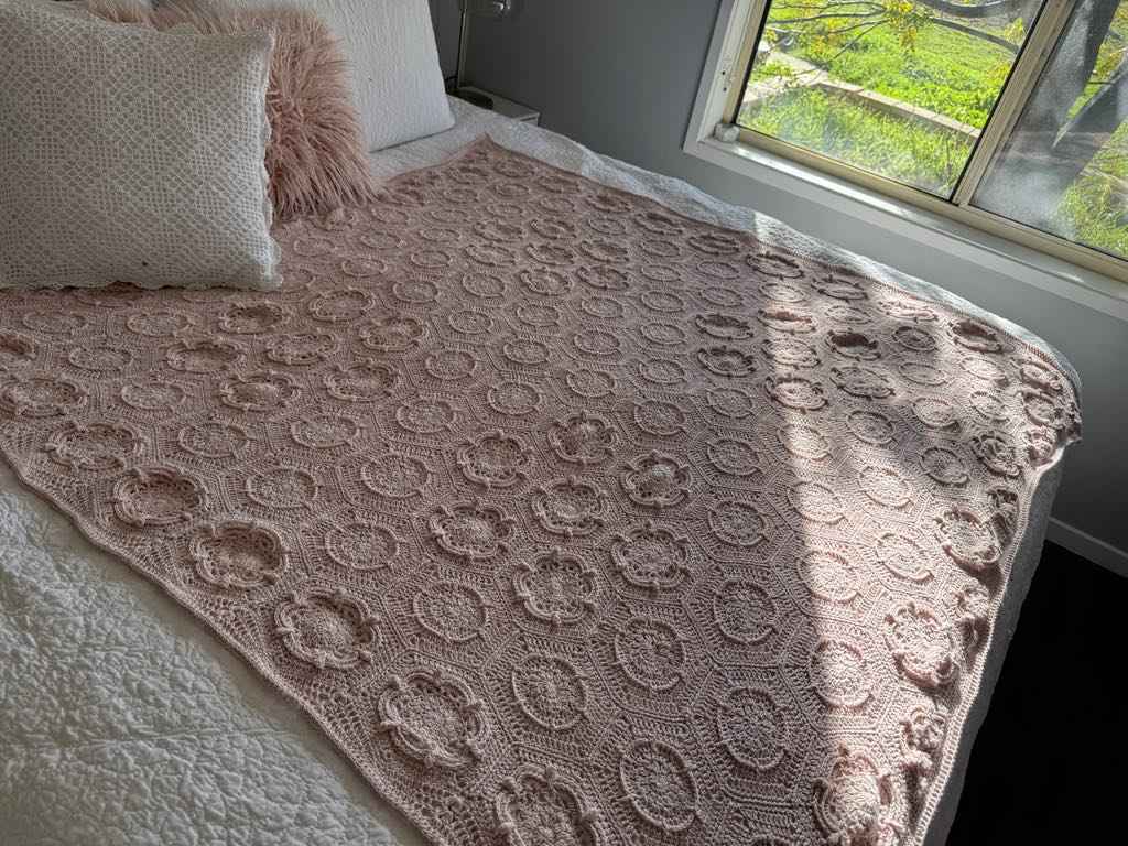An heirloom blanket - A simple pattern with a single colour - Life in Loops