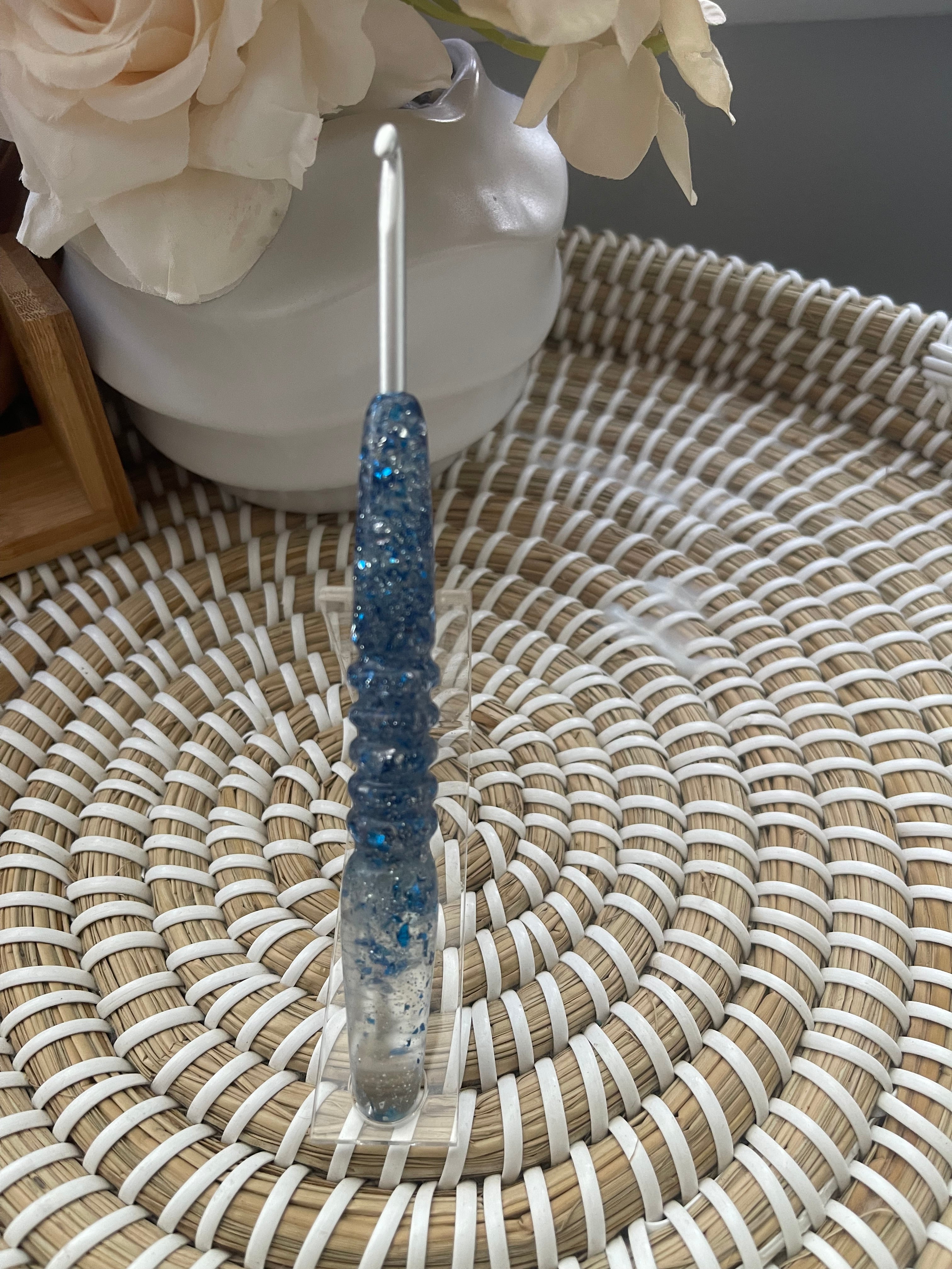 💙✨ Frostlight – 4.0mm Clover Amour Crochet Hook