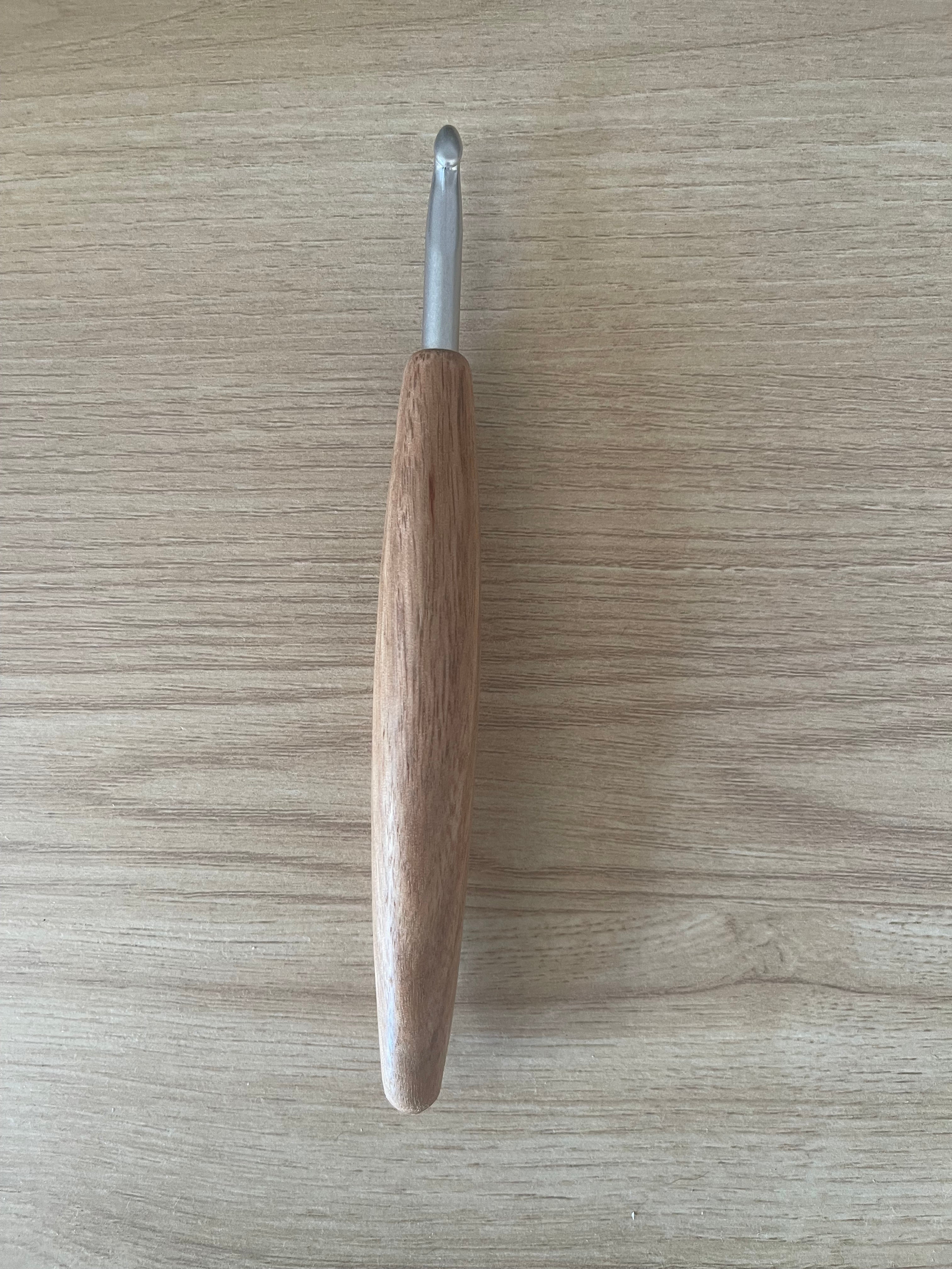 🌿 Camphor Laurel – 6.0mm Clover Amour Crochet Hook