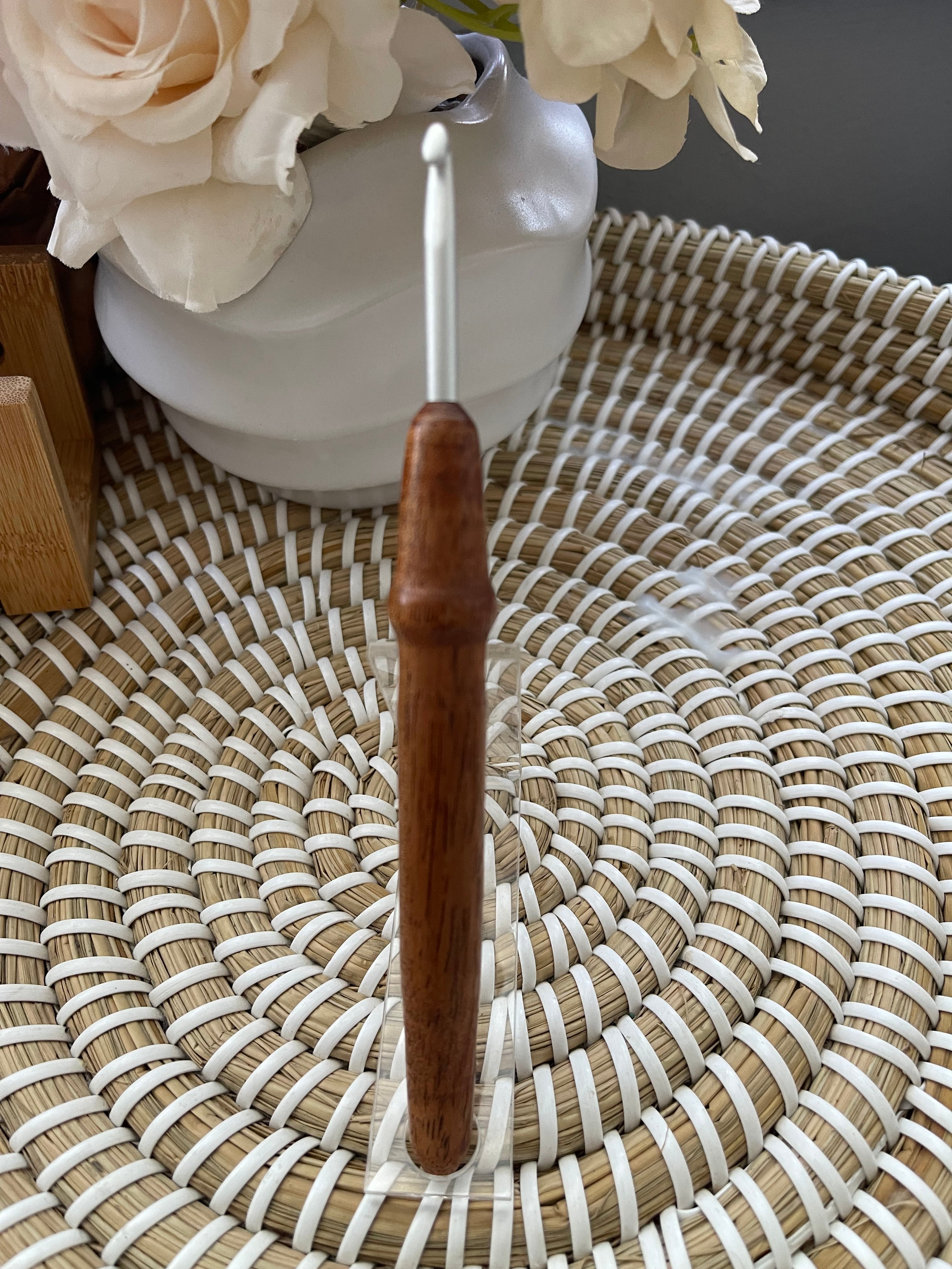 🌿 Blackwood Noir – 4.5mm Clover Amour Crochet Hook