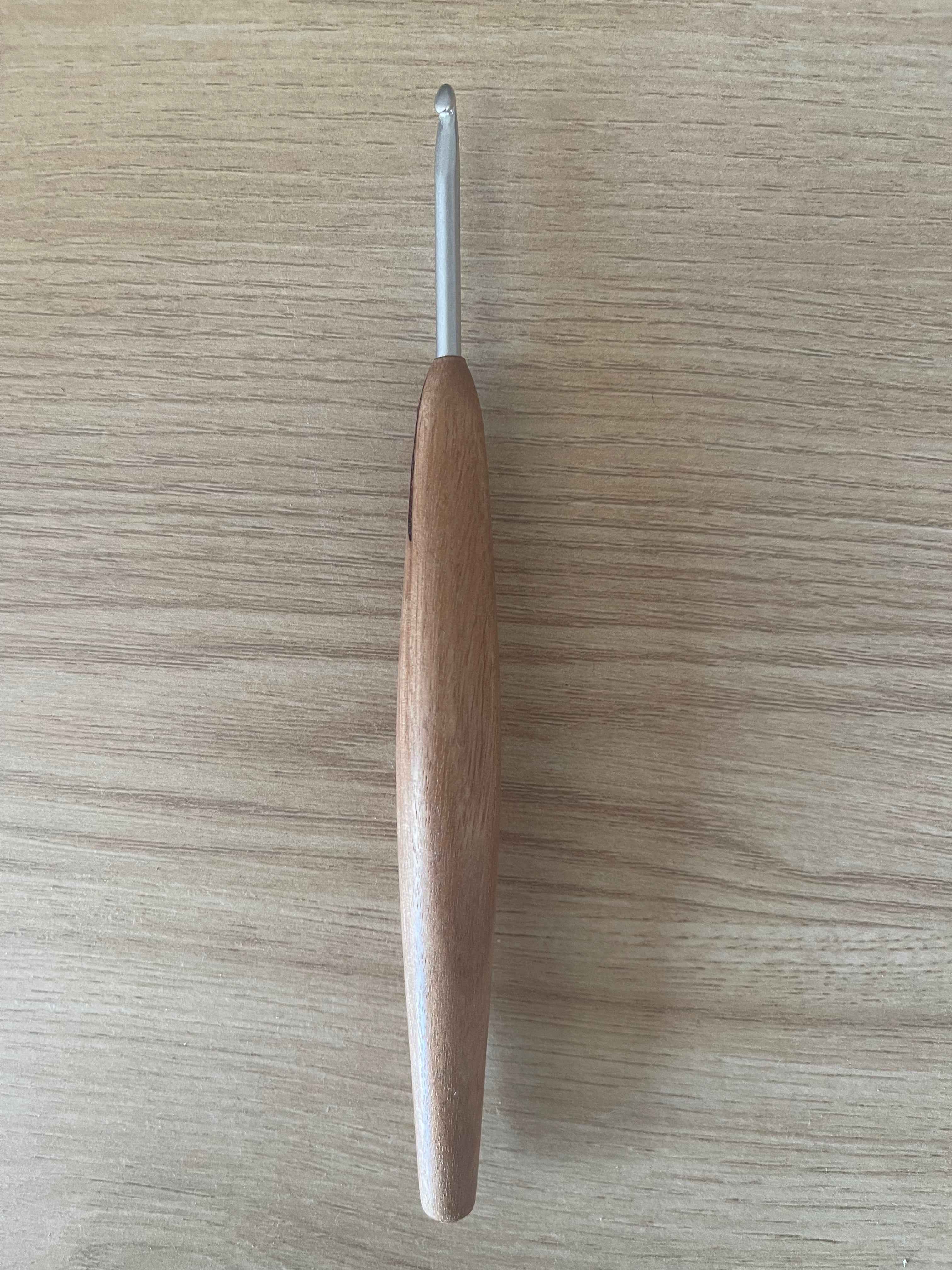 🌿 Camphor Laurel – 4.0mm Clover Amour Crochet Hook