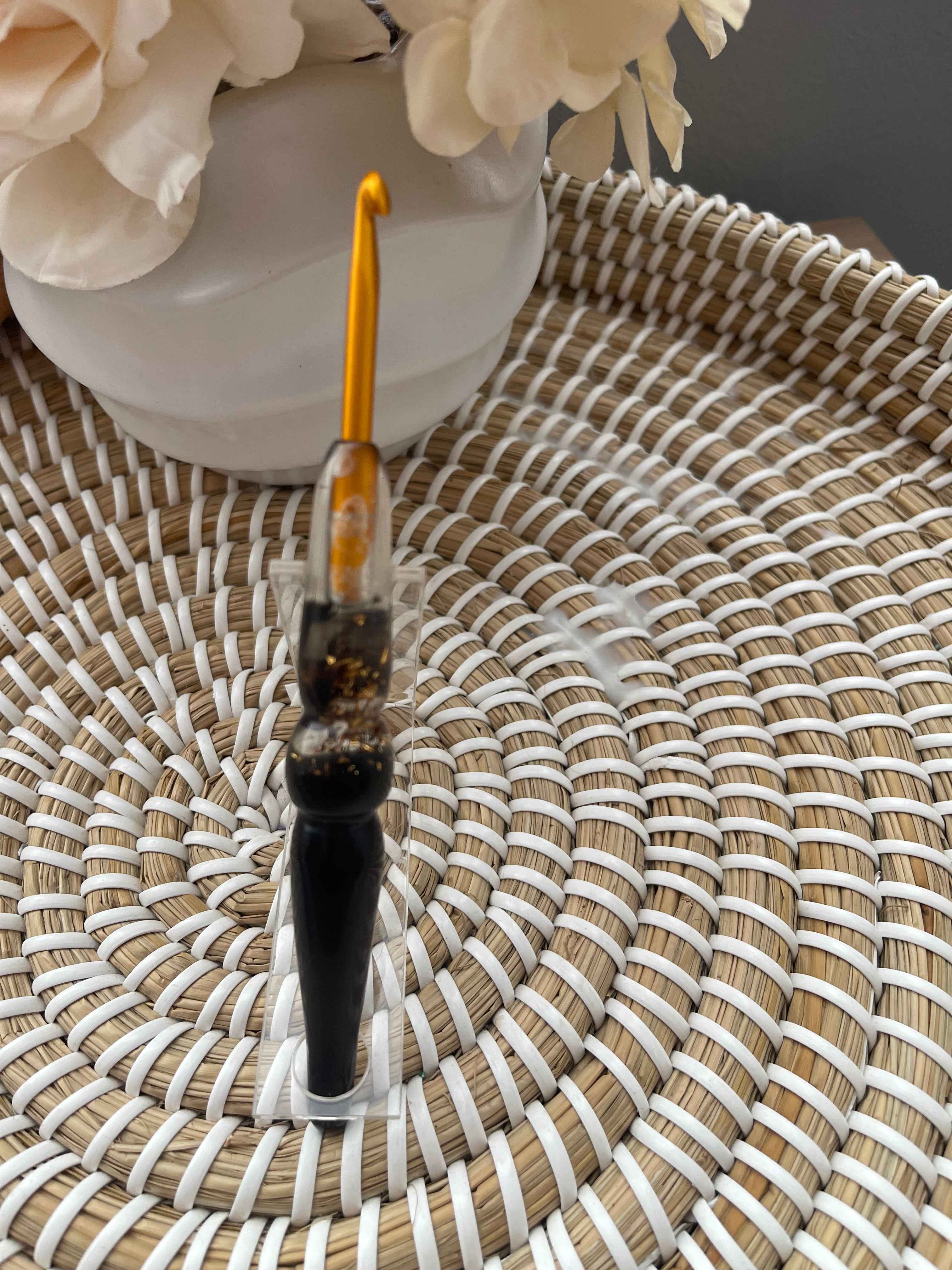 🖤✨ Midnight Gold – 4.5mm Clover Soft Touch Crochet Hook