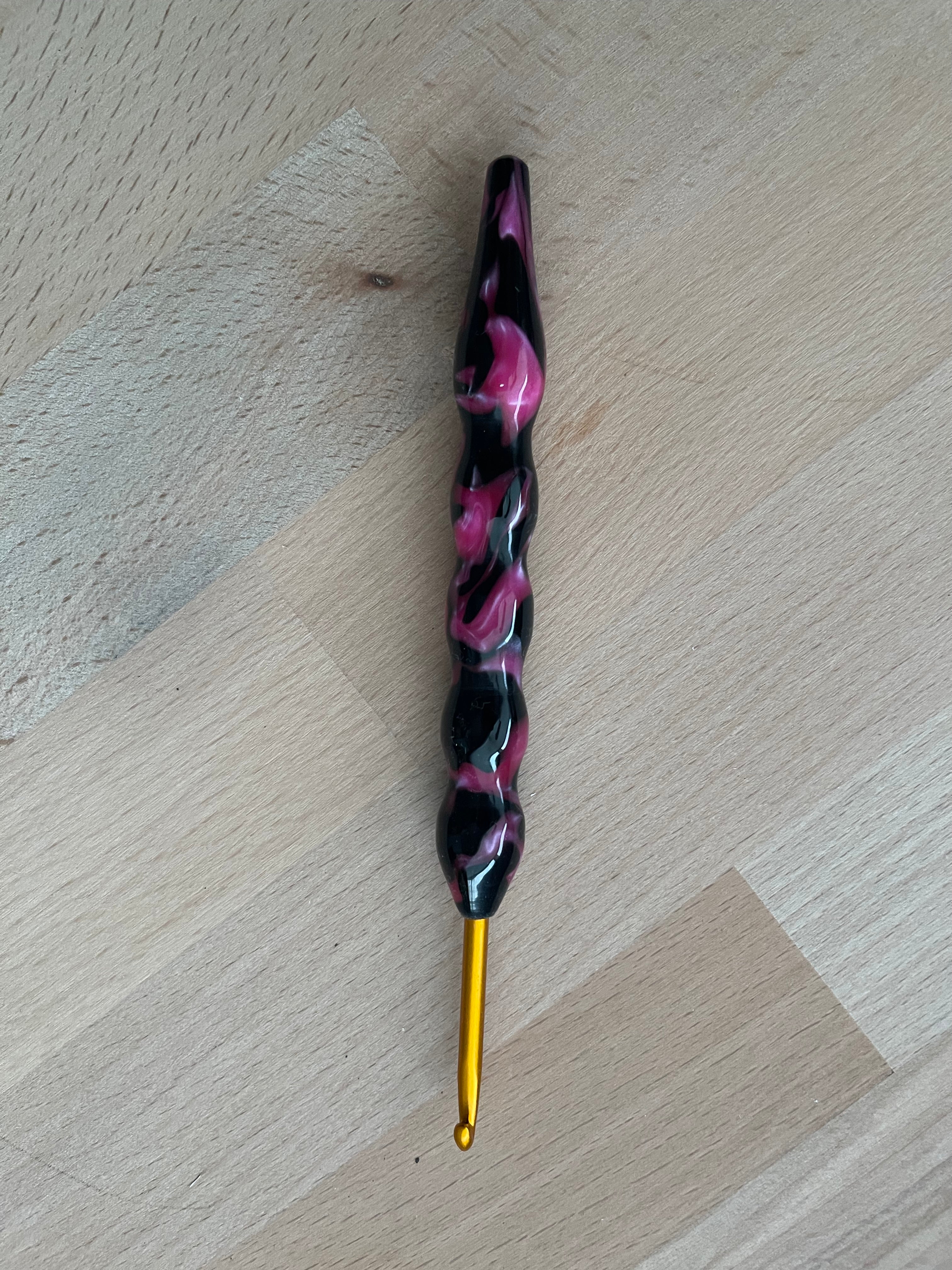 🍒 Black Cherry – 4.0mm Clover Soft Touch Crochet Hook