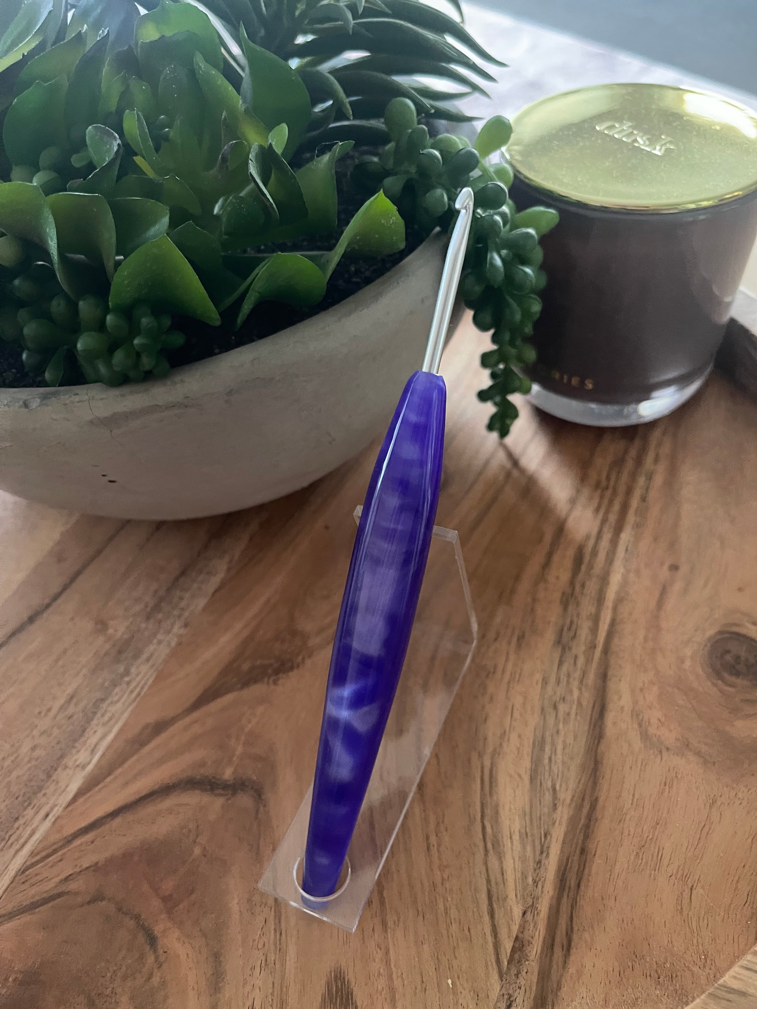 💜✨ Violet Shimmer – 3.5mm Clover Amour Crochet Hook