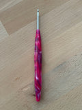 🍓 Raspberry Twist – 3.5mm Clover Amour Crochet Hook