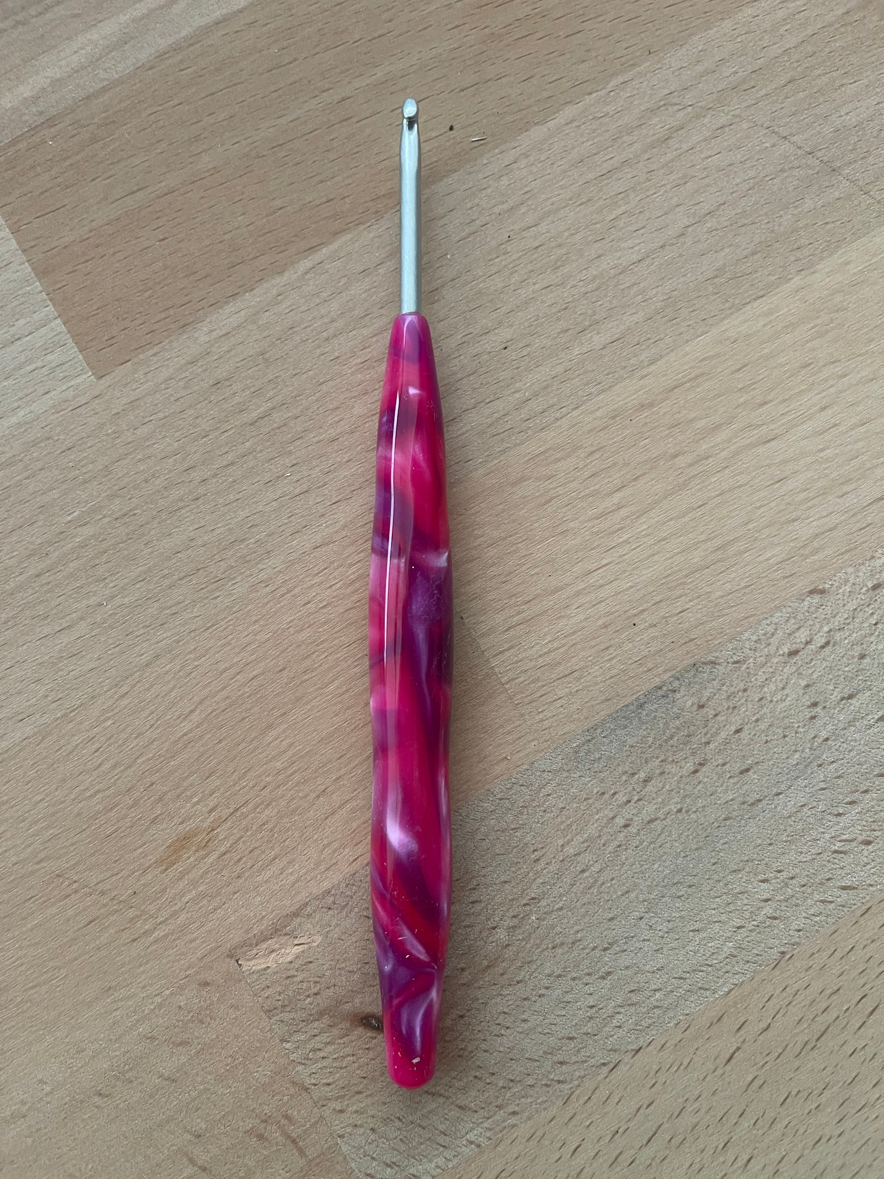 🍓 Raspberry Twist – 3.5mm Clover Amour Crochet Hook