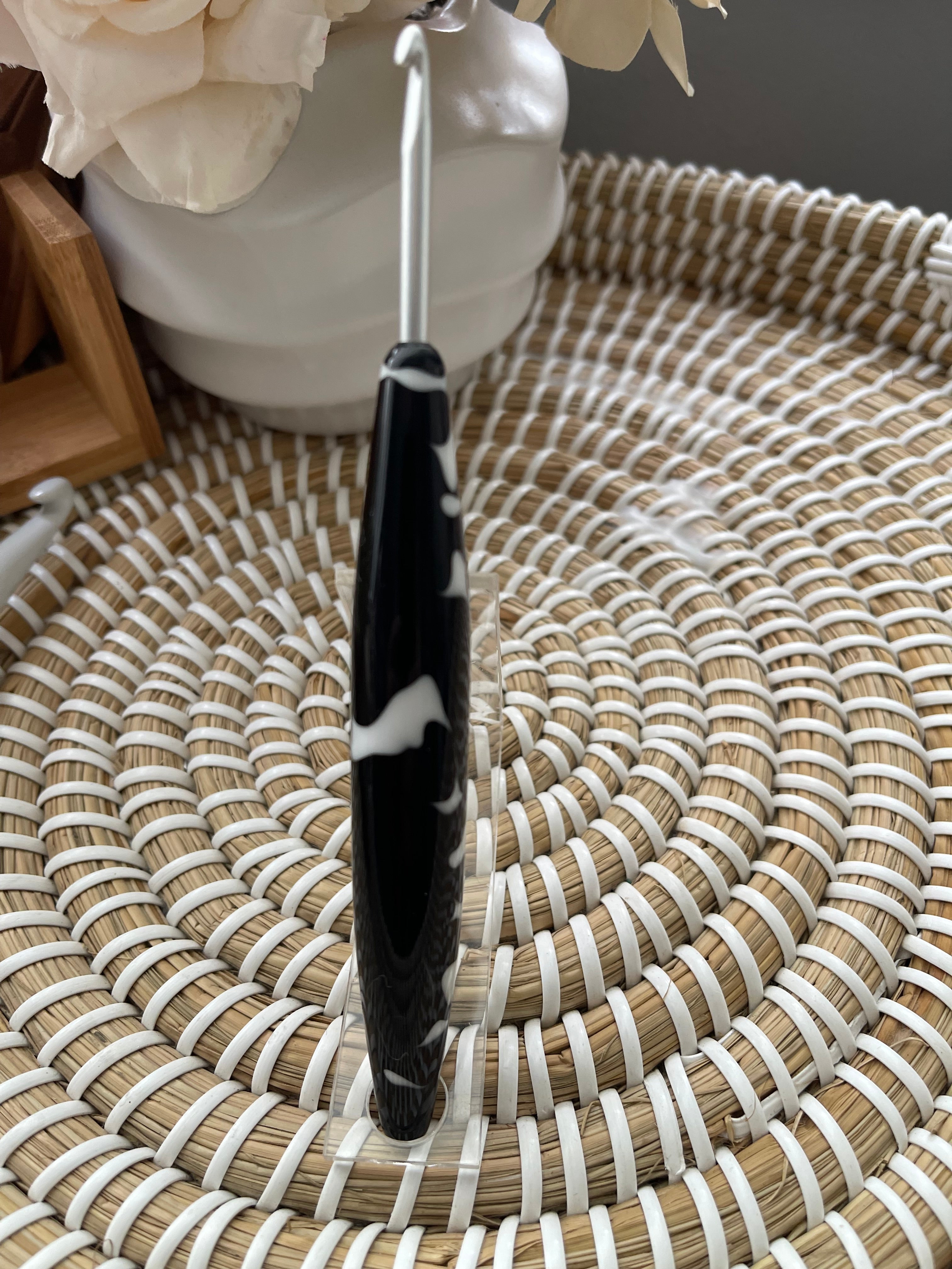 Reverse Chaos – 4.0mm Clover Amour Crochet Hook