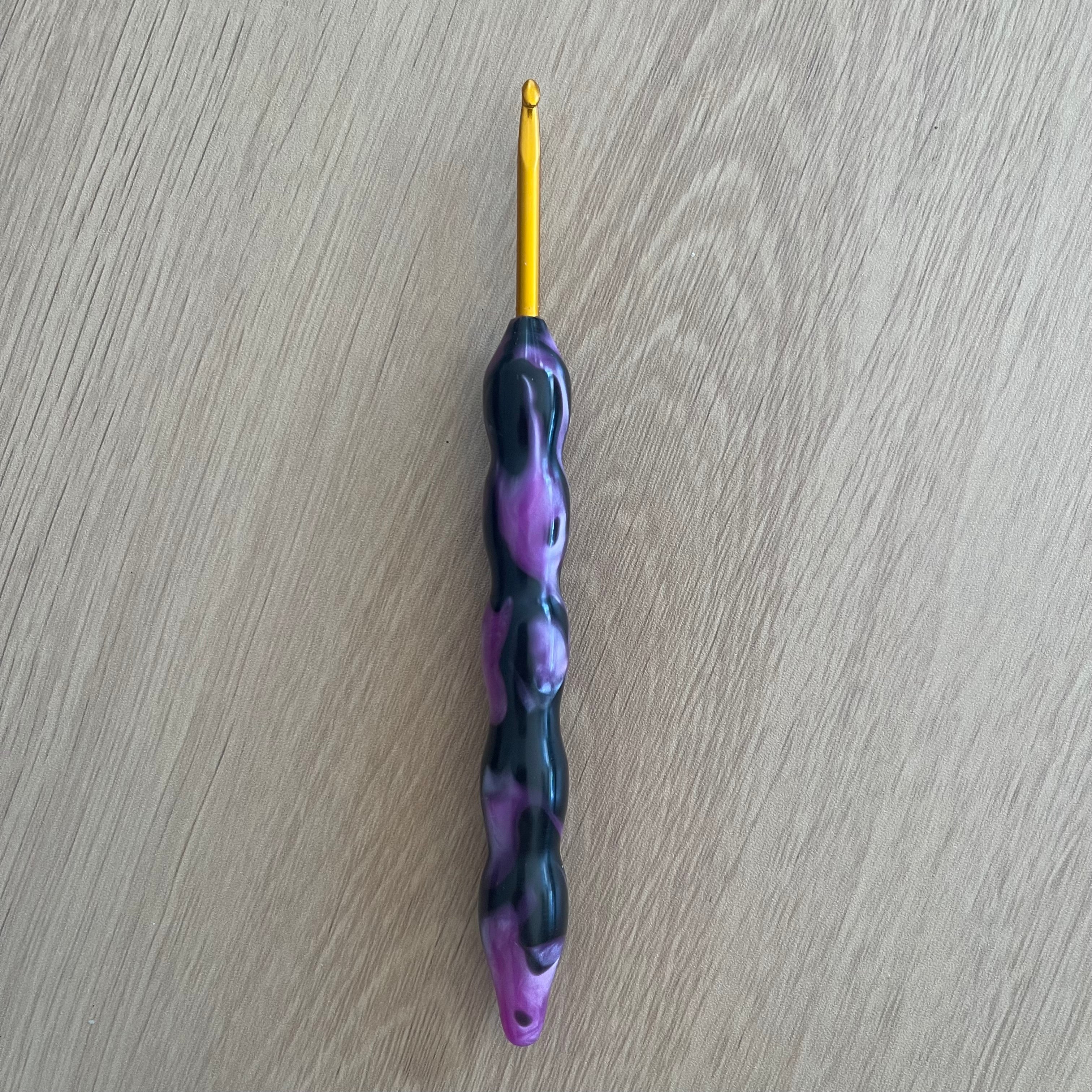 🍒 Black Cherry – 4.0mm Clover Soft Touch Crochet Hook
