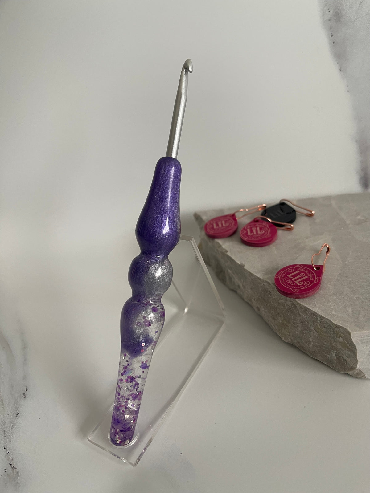 Violet Enchantment – 4.0mm Clover Amour Crochet Hook