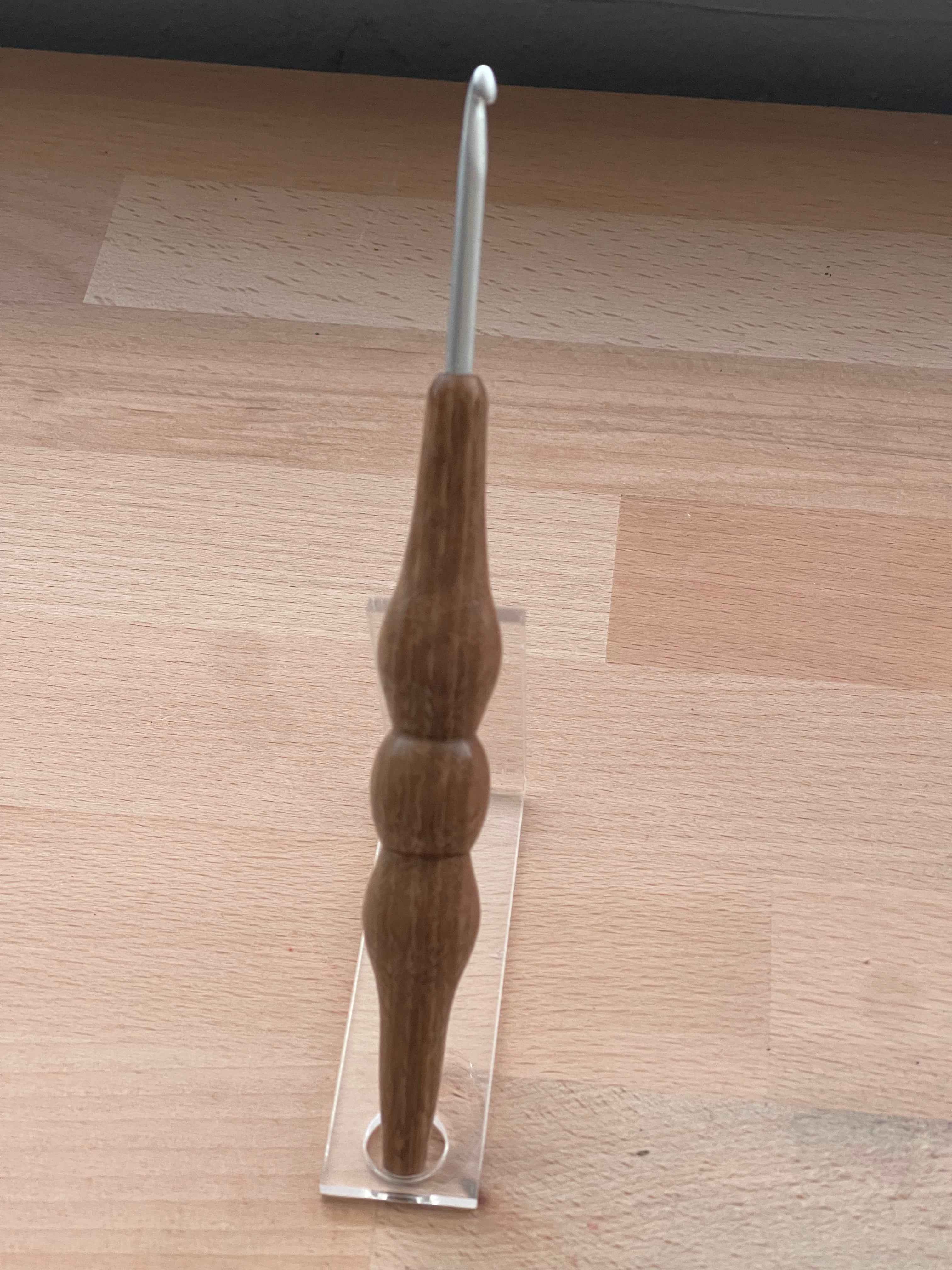 🌿 Blackwood – 4.0mm Clover Amour Crochet Hook