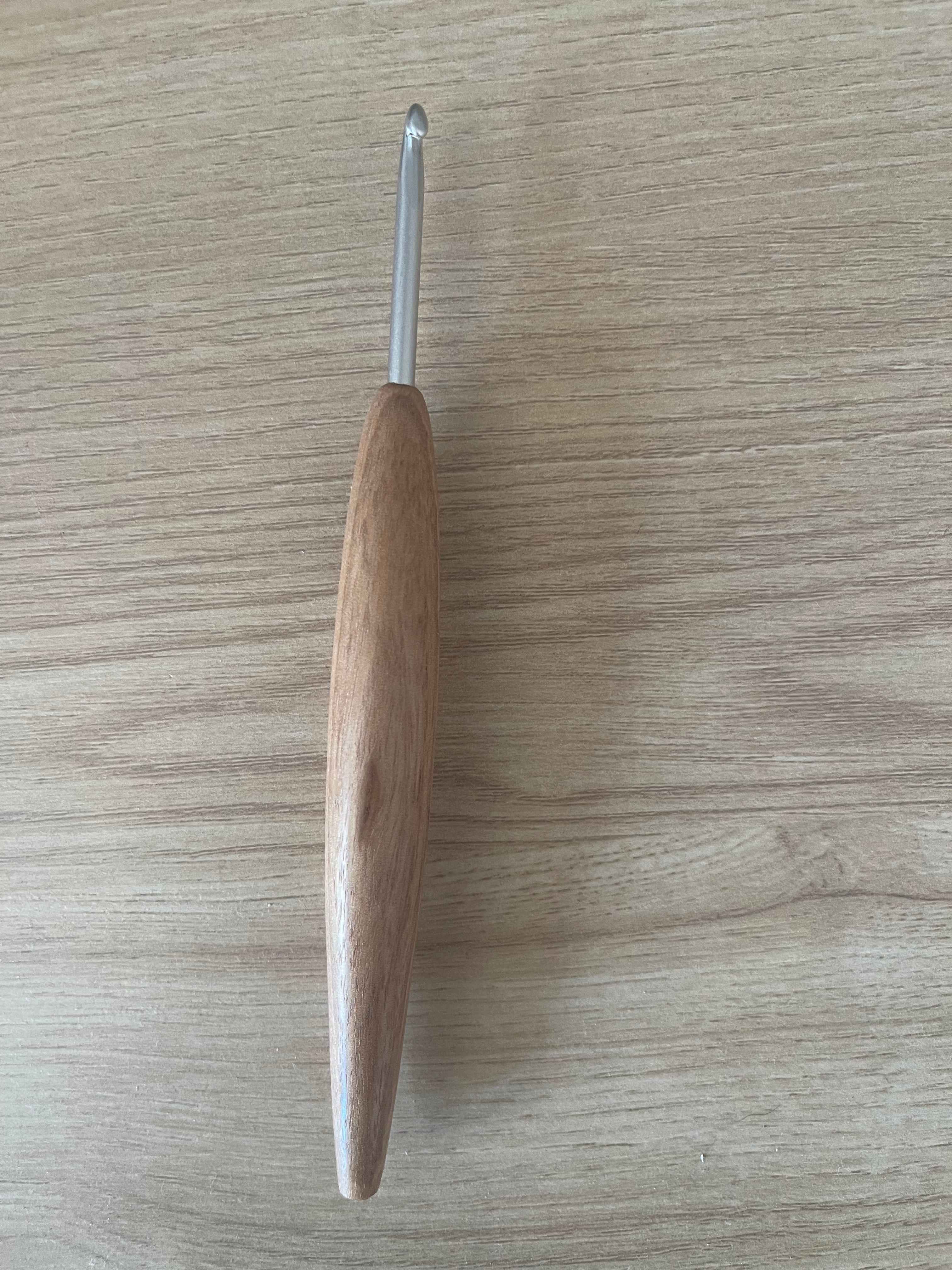 🌿 Camphor Laurel – 3.5mm Clover Amour Crochet Hook