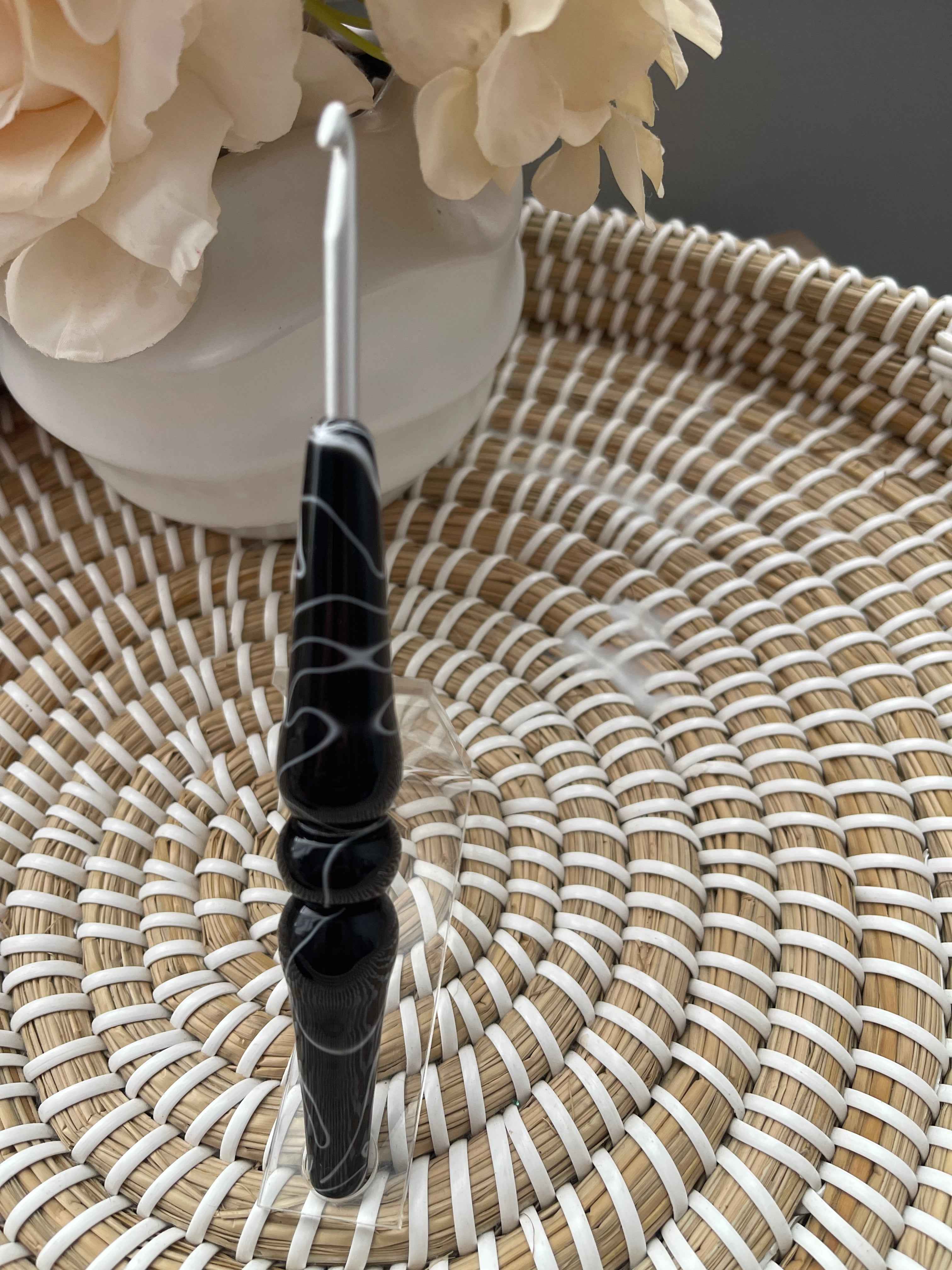 Monochrome Squiggle  – 4.5mm Clover Amour Crochet Hook