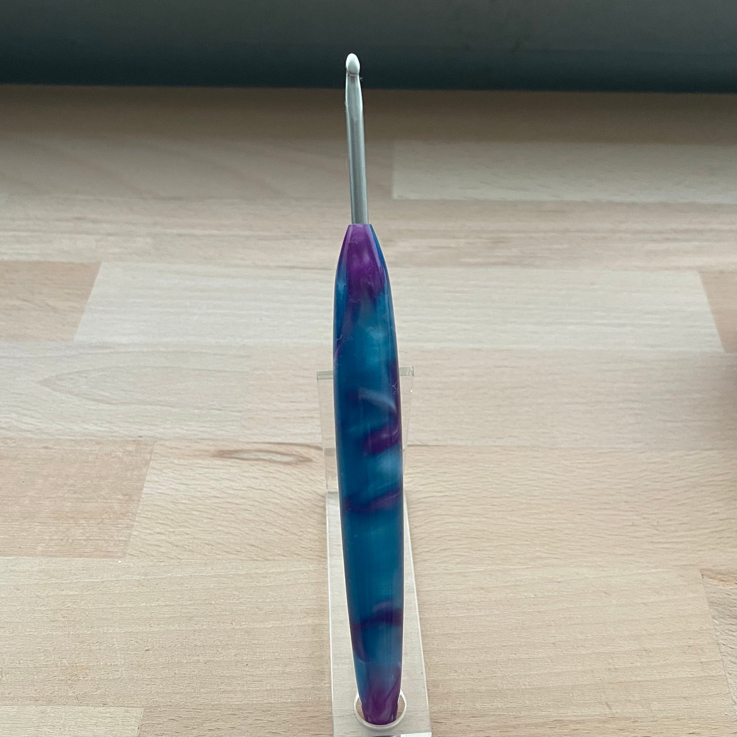 🫐💙 Blueberry Twist – 4.0mm Clover Amour Crochet Hook