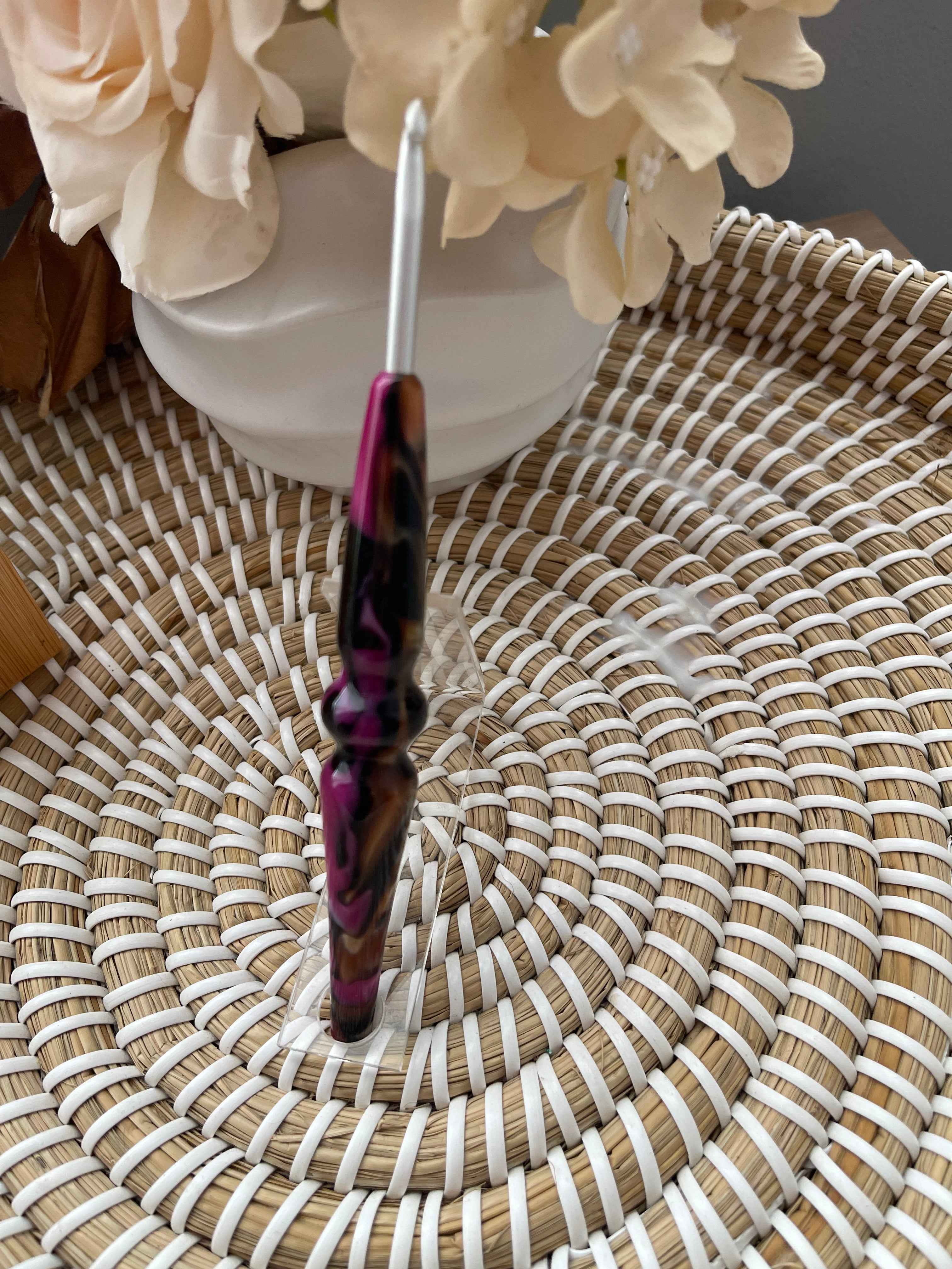 Dragonfruit Twist – 4.5mm Clover Crochet Hook