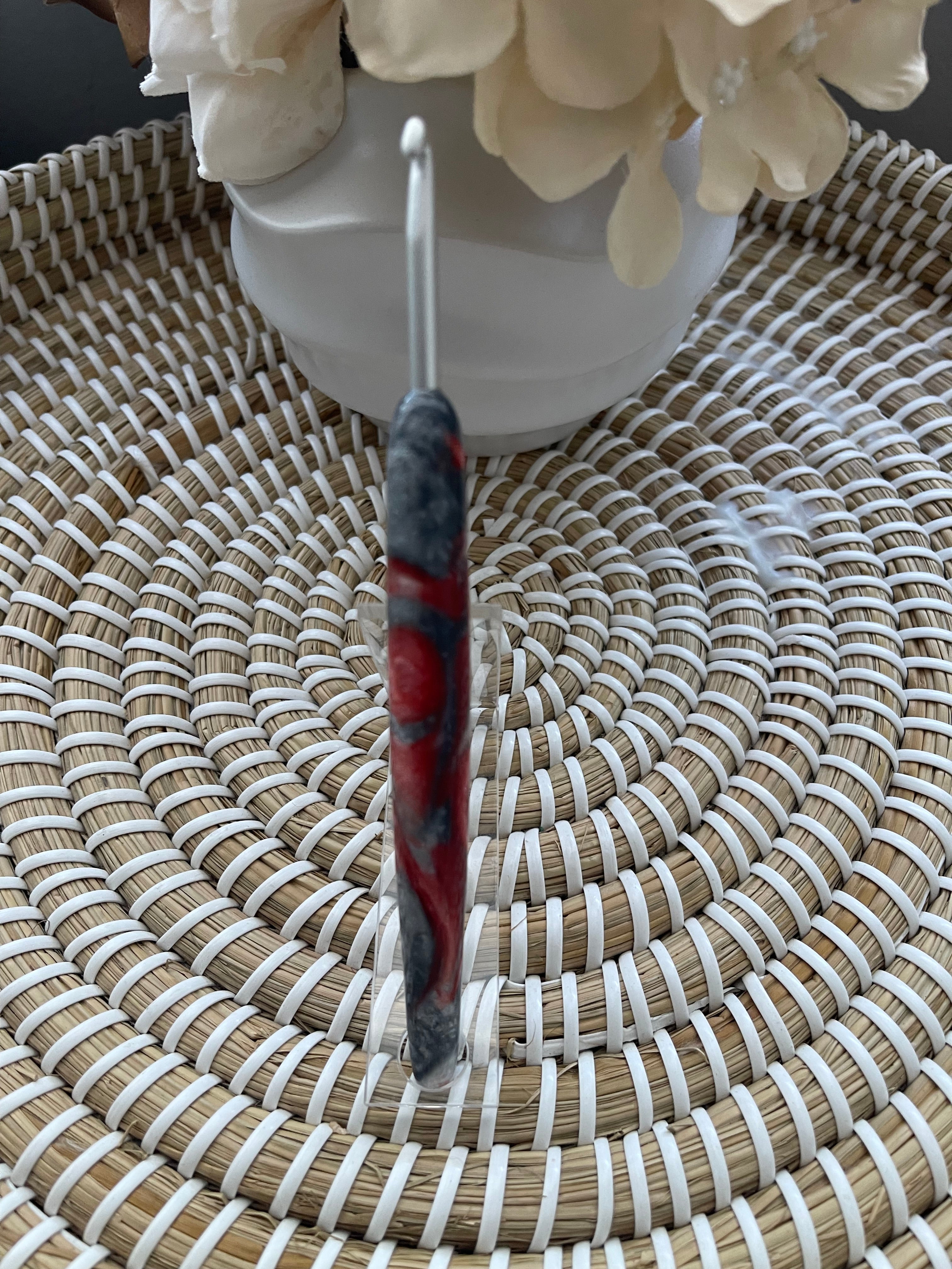 ❤️🤍🩶 Steel & Flame – 4.5mm Clover Amour Crochet Hook