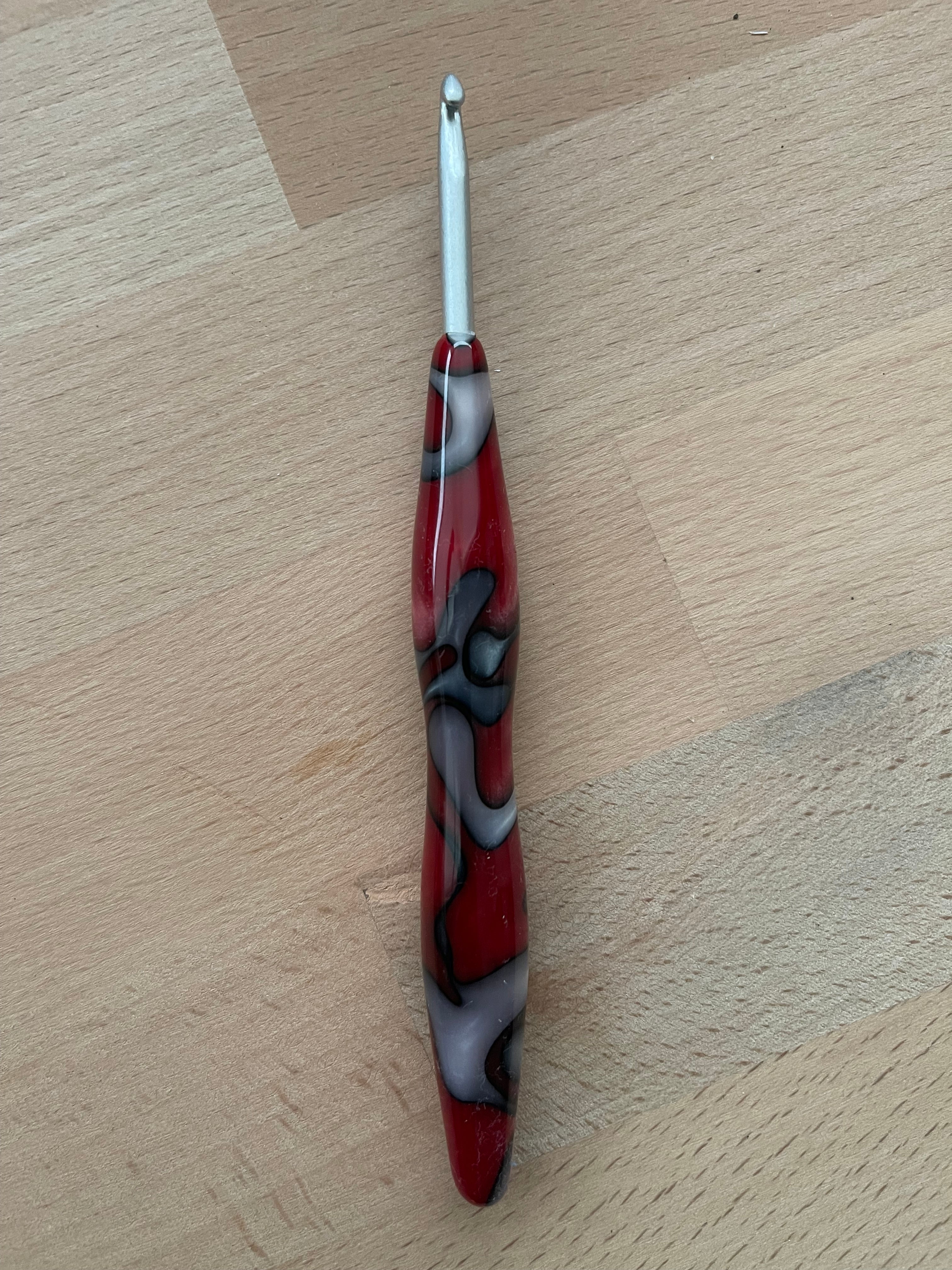 🔥 Steel & Flame – 4.5mm Clover Amour Crochet Hook