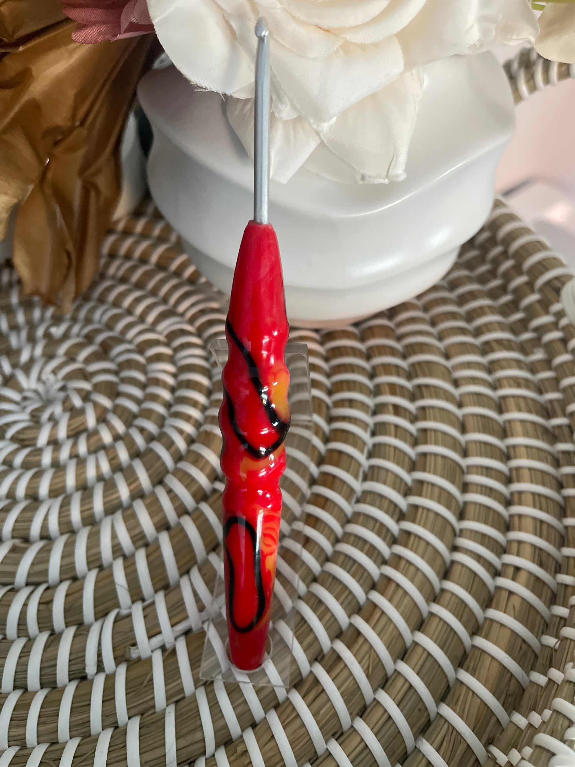 Firecracker Swirl Acrylic Crochet Hook – 3.5mm Clover Amour 🔥❤️ - Life in Loops