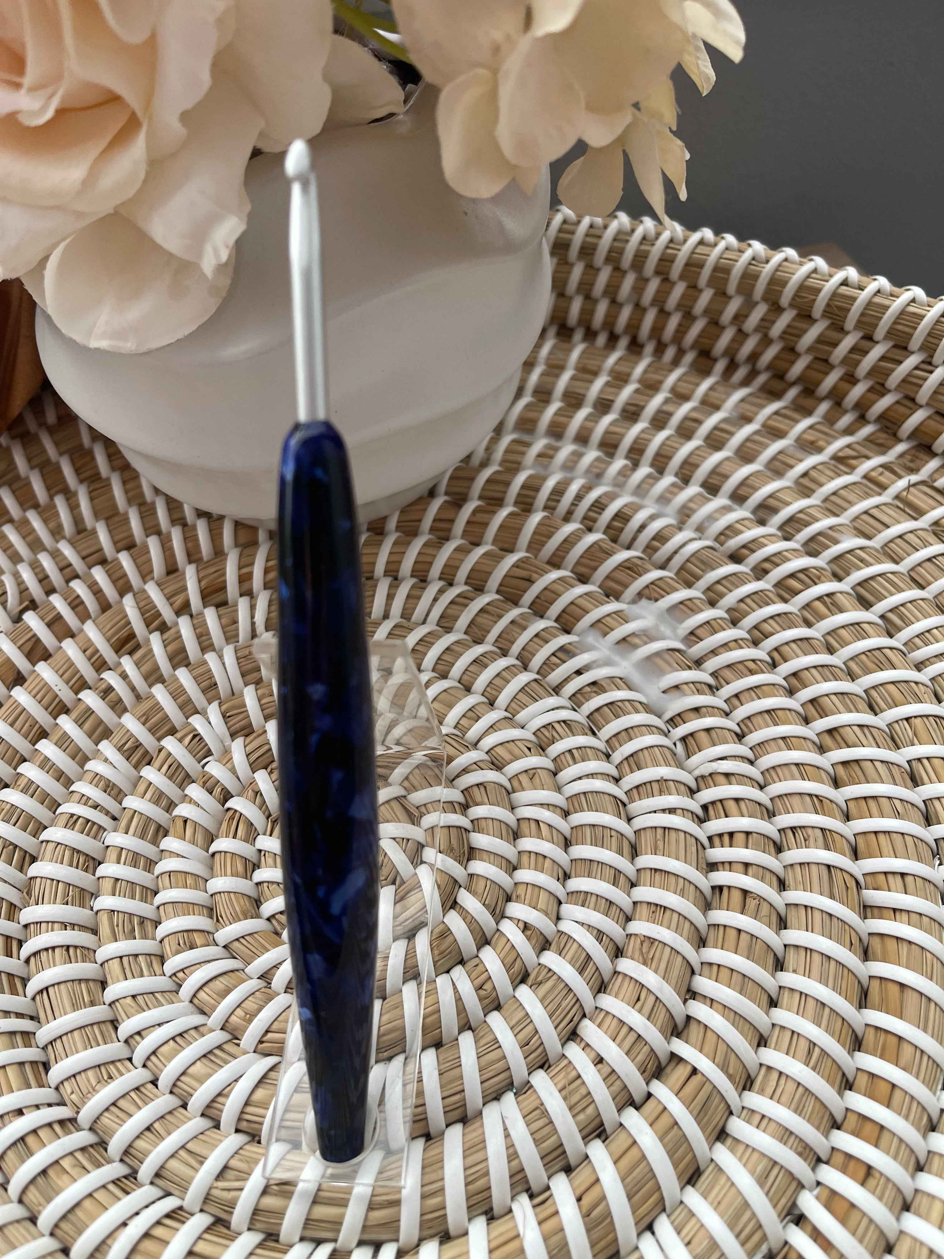 Midnight Tide  – 4.5mm Clover Amour Crochet Hook