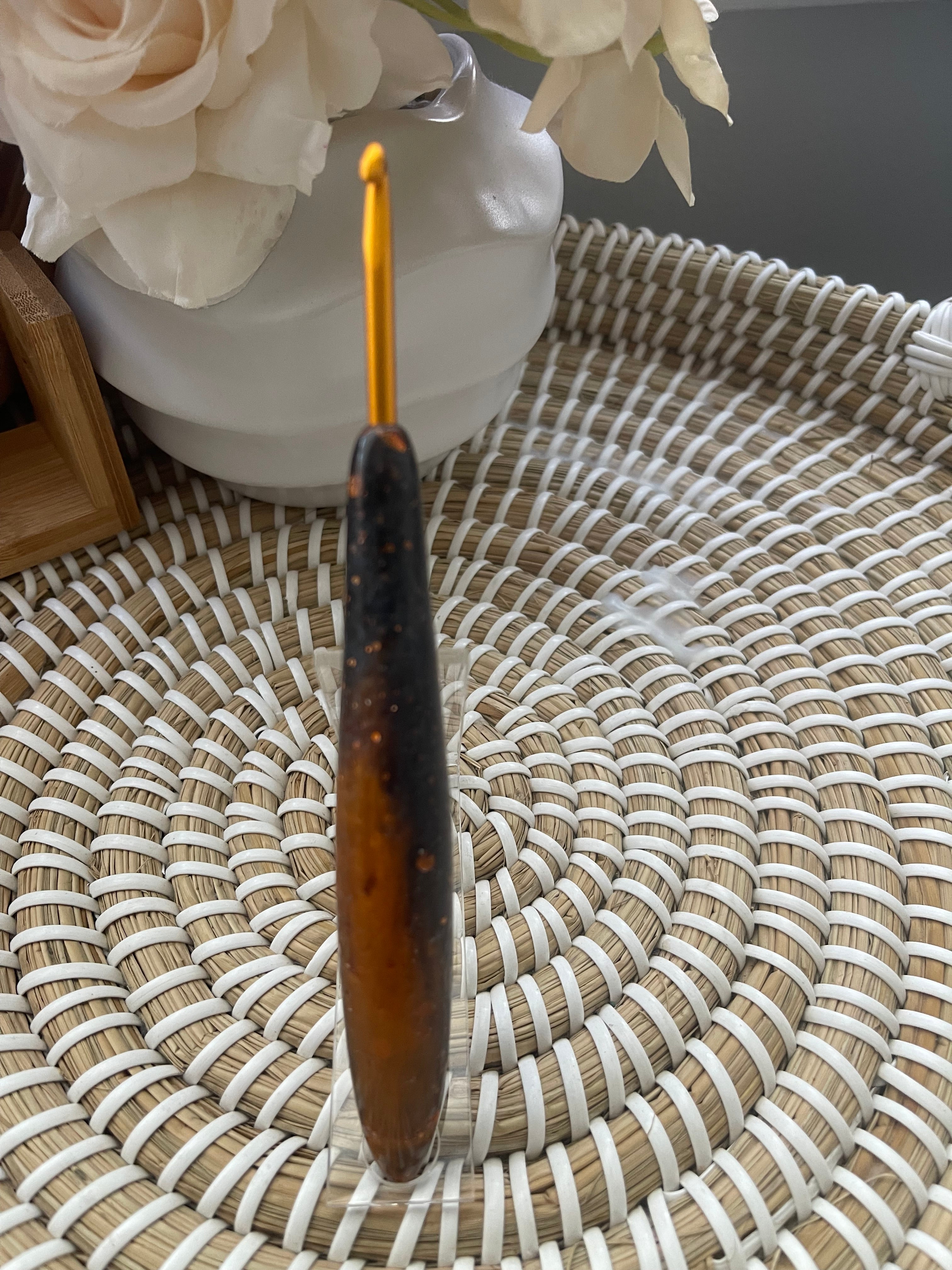 🔥 Amber Ember – 4.0mm Clover Soft Touch Crochet Hook