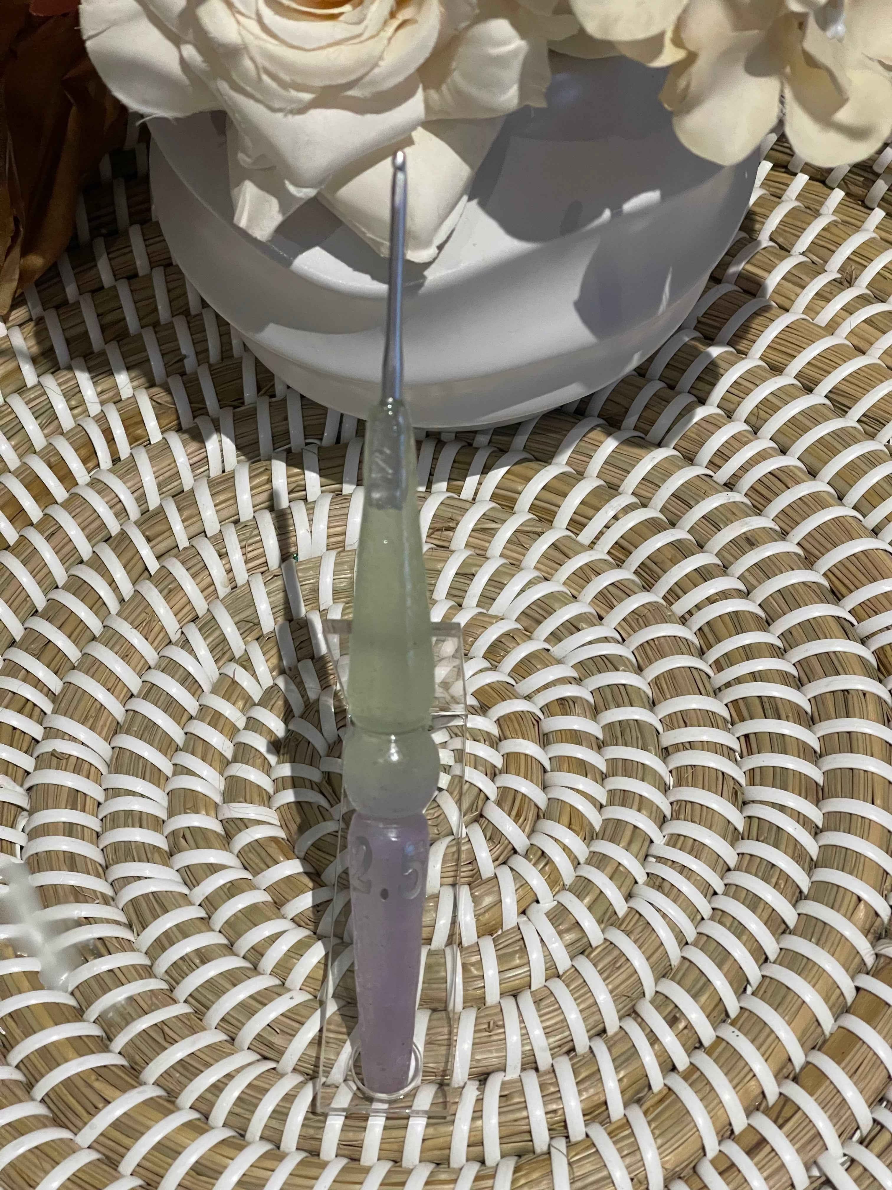 Fairy Mist Resin Crochet Hook – 2.5mm Clover Armour 💚🧚‍♀️💜