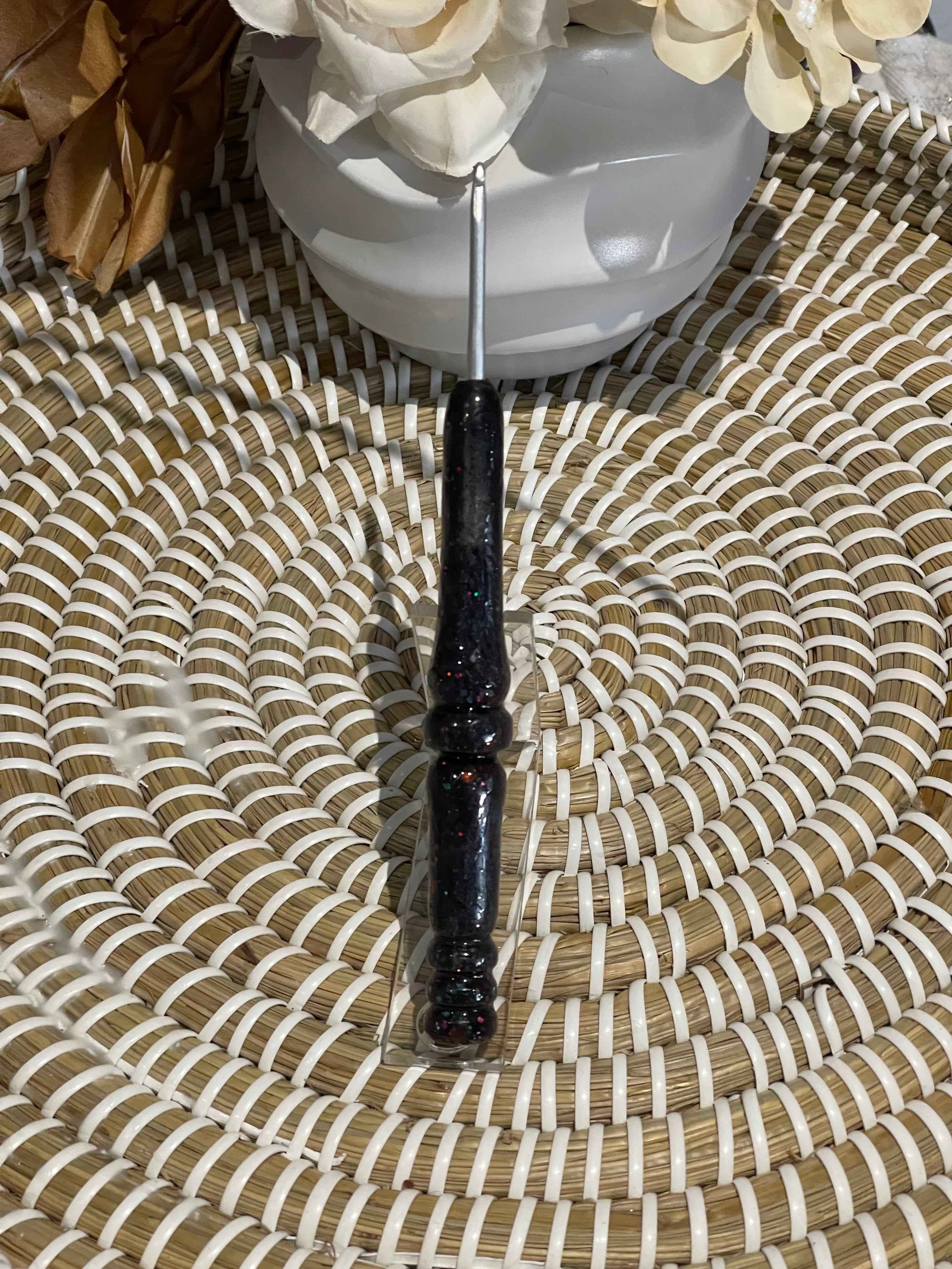 Black Opal Resin Crochet Hook – 3mm Clover Amour ⚫✨