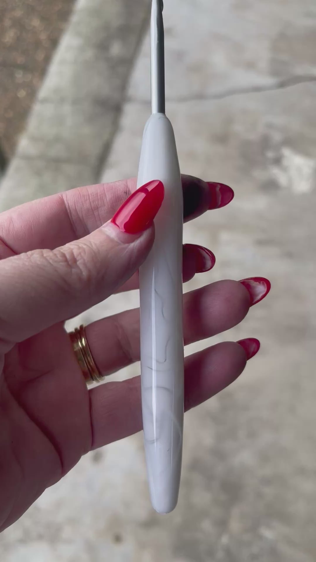 🤍 Ivory Whisper – 4.5mm Clover Amour Crochet Hook