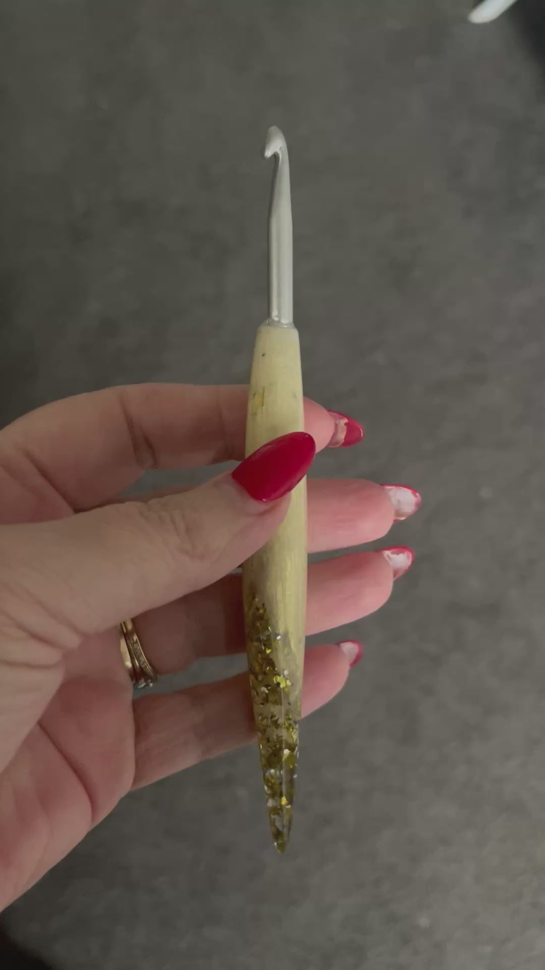 🥂 Champagne Spill – 5.5mm Clover Amour Crochet Hook