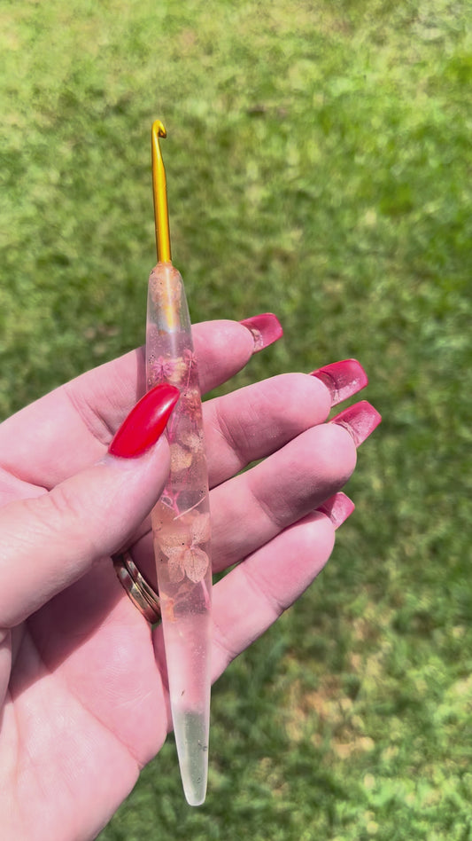 Petal Drift – 3.5 mm Clover Soft Touch Crochet Hook