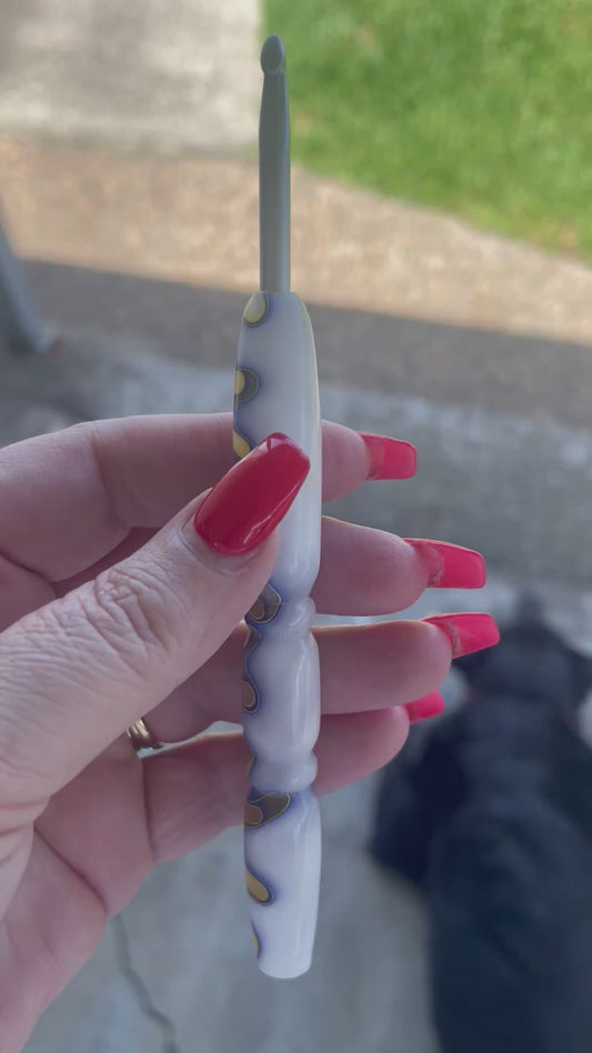 Blue Honey Acrylic Crochet Hook – 5mm Clover Armour 🍯💙