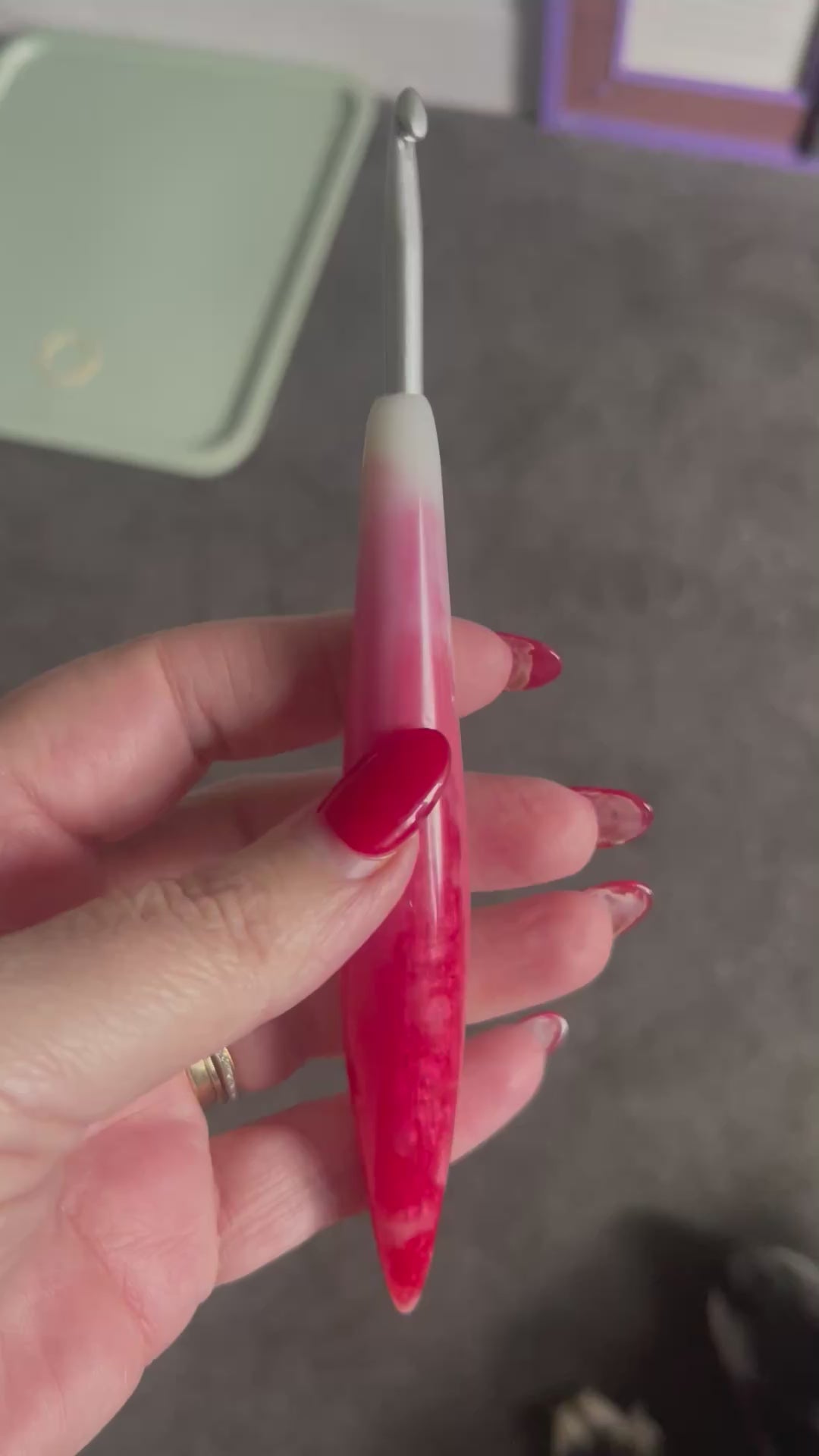 🍓 Strawberries & Cream – 5.0mm Clover Amour Crochet Hook