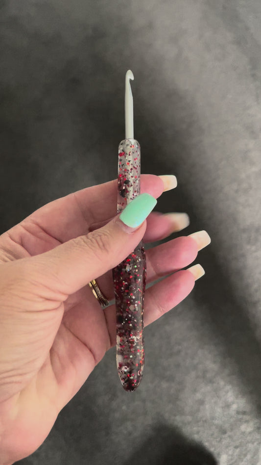 Jingle Stitch Resin Crochet Hook – 4.5mm Clover Armour 🎄