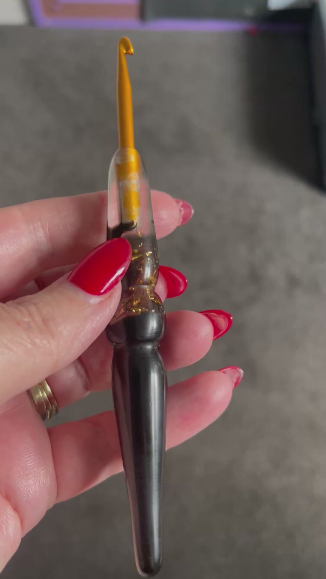 🖤✨ Midnight Gold – 4.5mm Clover Soft Touch Crochet Hook