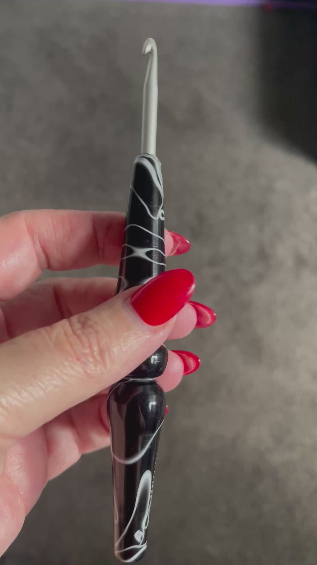 Monochrome Squiggle  – 4.5mm Clover Amour Crochet Hook